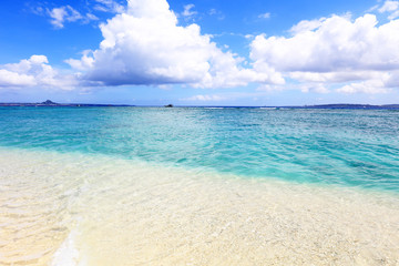 美しい沖縄のビーチと夏空
