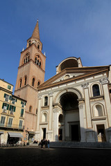 Obraz premium Mantova; campanile e facciata della chiesa di Sant'Andrea