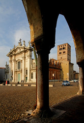 Mantova; il Duomo dai portici di Palazzo Ducale
