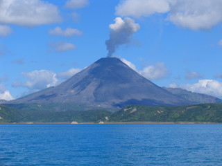 Volc&aacute;n sobre el lago