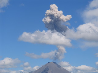 Fototapeta na wymiar Erupción volcánica