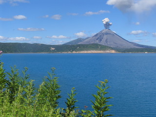 Volc&aacute;n sobre el lago