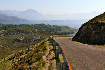 Einspurige Straße in den schottischen Highlands
