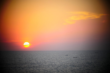 Obraz premium Bougainvillea and Orange Sunset above ocean Kerala