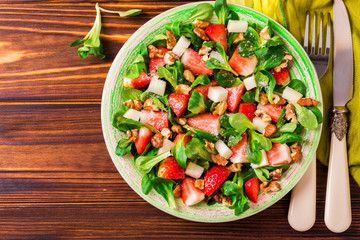 Salad with strawberry, spinach, walnuts and goat cheese
