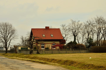 Dom z czerwonym dachem 