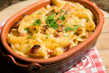 Macaroni with cheese and bacon