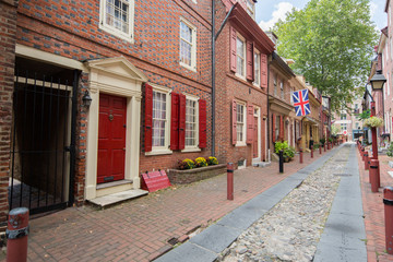 Fototapeta na wymiar The historic Old City in Philadelphia, Pennsylvania. Elfreth's Alley, referred to as the nation's oldest residential street, dating to 1702.