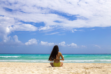 Obraz premium Woman practicing meditation on the beach