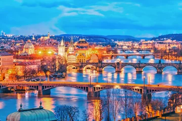 Fototapeten Prag in der Dämmerung, Blick auf die Brücken an der Moldau. Panoramablick auf das Moldau-Delta in Prag mit berühmtem Blick auf die Brücken Vista. Dämmerung Landschaft. Tschechien. © Feel good studio