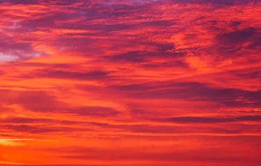 Schilderijen op glas Mooie vurige oranje lucht tijdens zonsondergang of zonsopgang. © es0lex