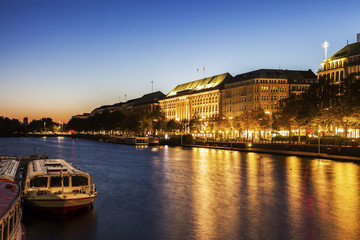 Obraz premium Architecture by Binnenalster in Hamburg