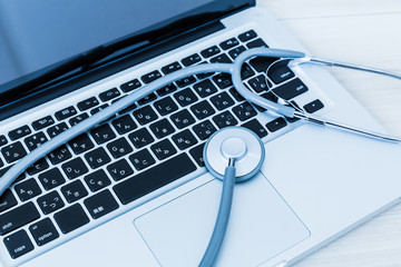聴診器とパソコン
