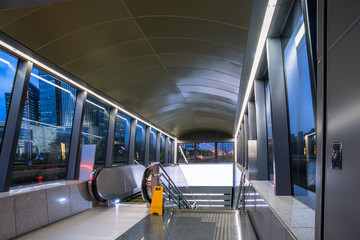 Obraz premium detail shot of escalator in modern buildings or subway station.
