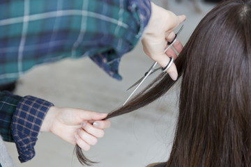 ヘアカット　若い女性