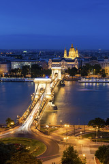 Obraz premium Chain Bridge at dusk in Budapest city