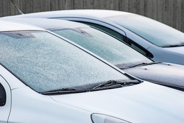 zugefrorene Frontscheiben im Winter