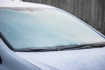 zugefrorene Frontscheiben im Winter