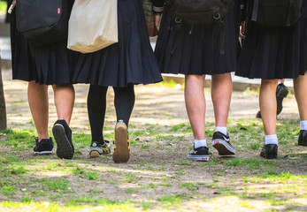 制服姿の女子校生たち　後ろ姿