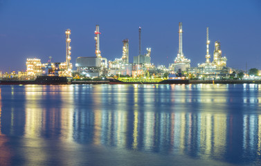 Naklejka premium Petroleum refinery at night