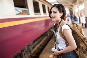 Asian women train to the train platform, I was going to hold the map the sights.