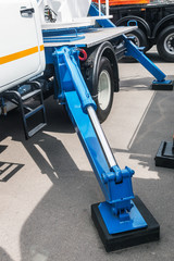 Crane hydraulics for lifting and holding the machine