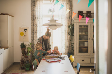 ragazza prepara biscotti con figlie