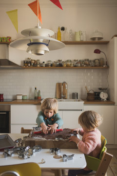 bambine preparano biscotti