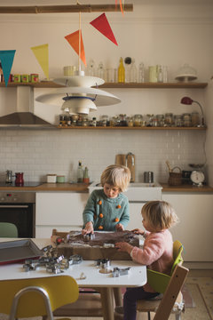 bambine preparano i biscotti in cucina