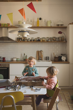 bambine fanno i biscotti in cucina