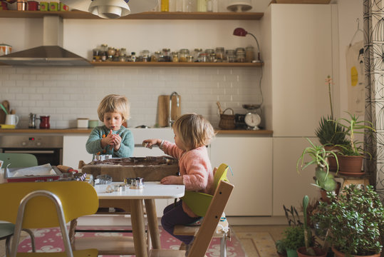 bambine preparano i biscotti