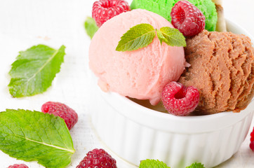 Ice cream balls with raspberry