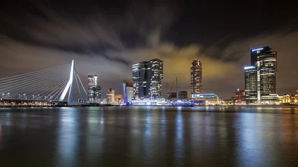 Fototapete Erasmusbrücke Rotterdam-Skyline mit Erasmus-Brücke in der Nacht, Niederlande