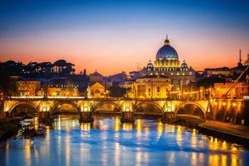 Tafelkleed Nachtzicht op de Sint-Pietersbasiliek en de rivier de Tiber in Rome, Italië © sborisov