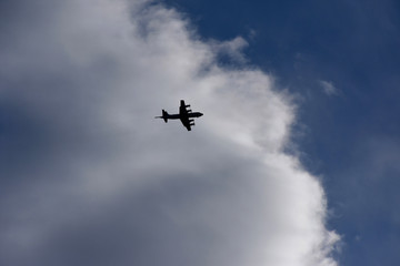 Fototapeta na wymiar 青空と飛行機と雲