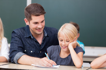 Lehrer gibt Hilfestellung in der Grundschule