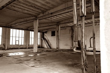 Fototapety  Stara opuszczona i niszczejąca hala fabryczna