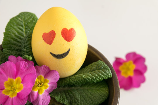 Frohe Ostern: emoji als Osterei mit Primel
