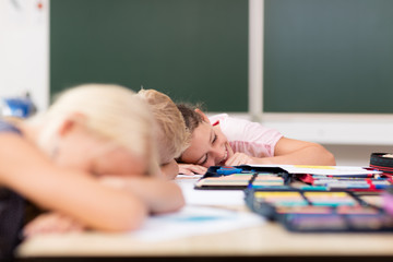 Kind schläft in der Schule