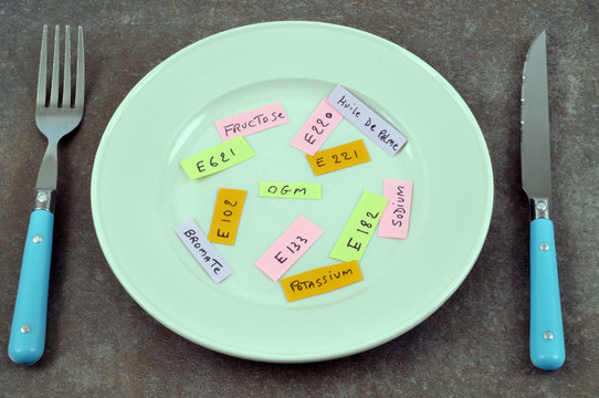 Assiette avec les additifs alimentaires 