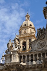 Vista de la torre de la catedral de Murcia tras la fachada