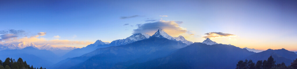 Annapurna-bergketen en panoramazonsopgangmening van Poonhill, beroemde trekkingsbestemming in Nepal.