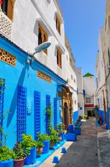 Straße in einem historischen Teil der Stadt Rabat, Morokko. Gebäude sind hellblau gestrichen © Tortuga