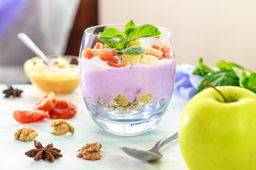 йогурт с мюслями и кусочками фруктов
