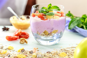 йогурт с мюслями и кусочками фруктов
