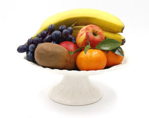 Obstschale auf Sockel - Bananen Weintrauben Kiwi Äpfel Mandarinen - Hintergrund weiß freigestellt / Background isolated