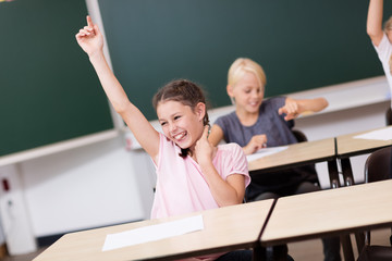 Mädchen in der Grundschule meldet sich