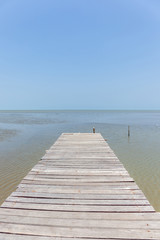 Naklejka premium Stary drewniany most do morza, spokojna scena do podróży i relaksu.