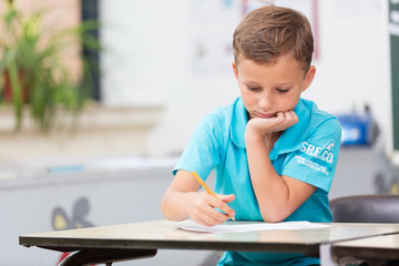 Junge hat Langeweile in der Schule