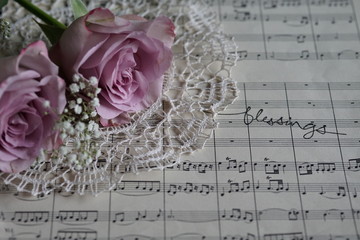 rose auf notenpapier